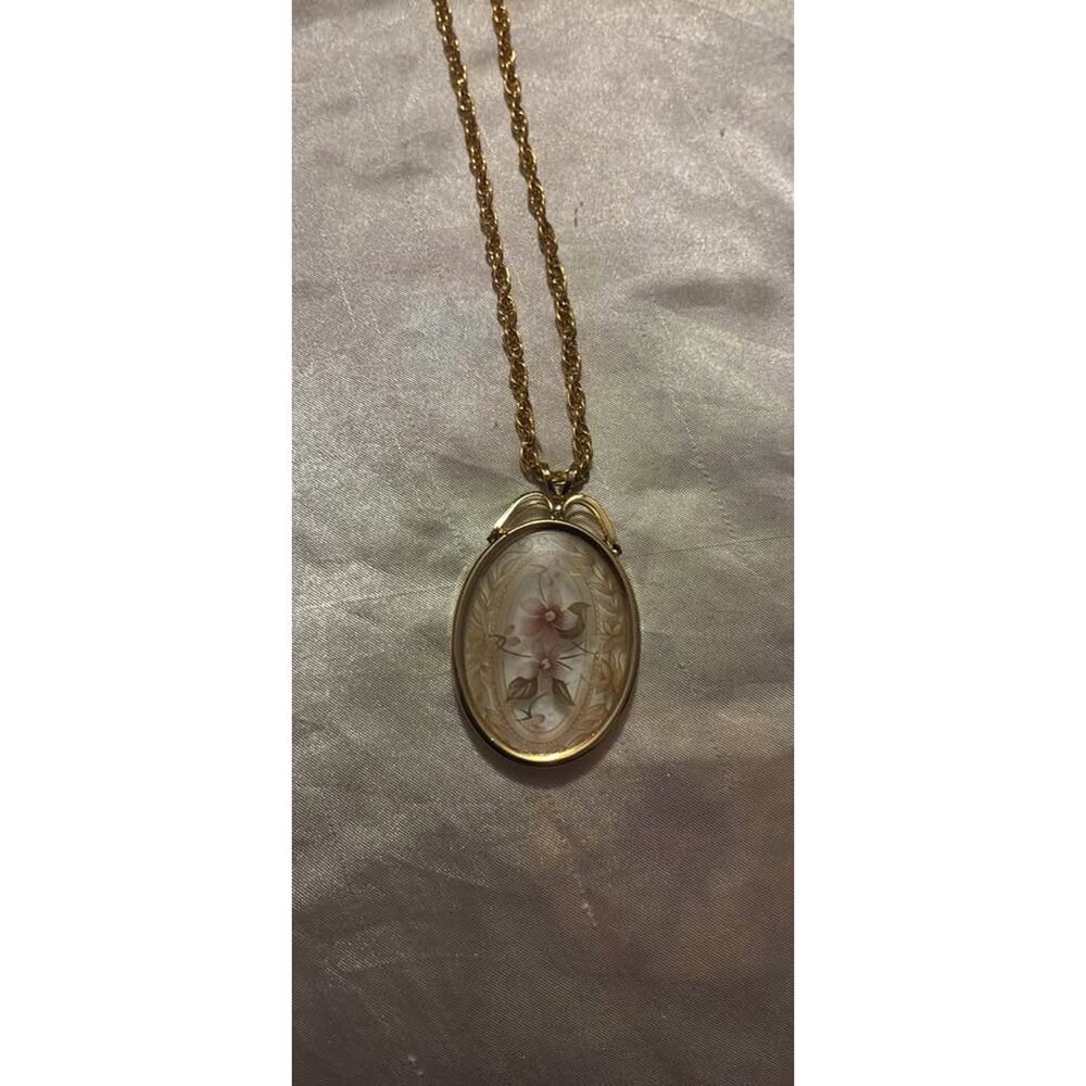 VINTAGE Reverse-Carved Oval Pendant
Item #72